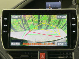 【バックカメラ】駐車時に後方がリアルタイム映像で確認できます。大型商業施設や立体駐車場での駐車時や、夜間のバック時に大活躍!運転スキルに関わらず、今や必須となった装備のひとつです!