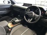視線移動が少なくドライビングに専念できるコックピット。運転中に必要な「走行情報」とそれ以外の「便利・快適情報」を明確に分けてあるので情報を得る時に迷いを少なくしています。
