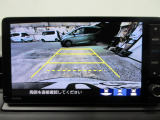バックカメラの画像です。ガイドラインがスムースな車庫入れをサポートいたします!車庫入れの安心感がアップしますね☆