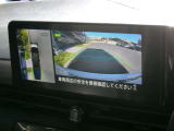 アラウンドビューモニター付きです 上から見たイメージで駐車出来ますので車庫入れの苦手な方も楽に駐車出来ます♪