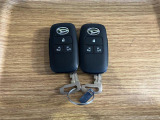【スマートキー】 スマートキーを携帯していれば、ドアハンドルのボタンを押してロックの解除ができ、パワースライドドアもワンタッチで開閉できます。