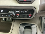 運転席/助手席シートヒーターで寒い日もすぐに温かくなり快適に過ごせます。2段階の温度調整が可能です