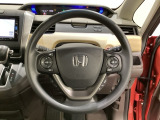 ハンドルにHondaセンシング系のクルーズコントロールやレーンキープアシストなどのスイッチと、オーディオの操作スイッチが装備されています。ハンドルから手を離さず安全に操作できます。