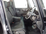 フロントシートはベンチシートです、運転席と助手席の移動が簡単です。真ん中にはアームレストも装備されています! また運転席シートの高さも調整できます。