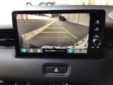 【バックカメラ】運転が苦手な方も車庫入れラクラクです!ギアをリバースに入れれば自動的に切り換わりますので、面倒な操作は不要です♪狭い駐車場もお車を傷つけず安心ですね!