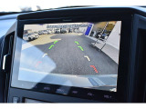 リヤカメラ付きなので、シフトレバーをリバースにすると連動してカメラ映像に切り替わります。