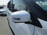 サイドターンランプ付き電動格納ドアミラーです。サイドバイザーも付いています!