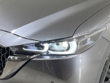 【LEDヘッドライト】悪天候や夜間走行時も良好な視界を確保し安心して運転できる高輝度LEDヘッドライトを装備!点灯速度が早く、消費電力も抑えられています。