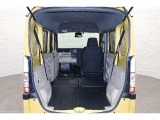 簡単に収納できる後部座席!大空間が出現します!シートアレンジが多彩な点も特徴です!レジャー用品も積み込めます!