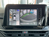 『アラウンドビューモニター』は、空から見下ろすような視点で、スムースな駐車と安全確認をサポートします。