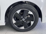 【純正アルミホイール】オシャレな純正アルミホイール付きですので見た目がカッコイイですよ♪