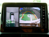 まるで空から見下ろしたかのような映像を映し出すアラウンドモニターだから、車庫入れもラクラクです!
