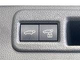 【パワーバックドア】スマートキーや運転席のボタンを押すだけでリアゲートが自動で開閉します!荷物を持っている時や、高い位置にあるバックドアを閉める際に便利な機能です♪