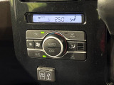 【オートエアコン】一度お好みの温度に設定すれば、車内の温度を検知し風量や温度を自動で調整。暑い&hellip;寒い&hellip;と何度もスイッチ操作をする必要はありません。快適な車内空間には必須の機能ですね♪