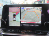 【アラウンドビューモニター装備】 バックカメラによる後方の確認だけでなく4つのカメラで真上から見ている様に周囲360度を写し出し、自車周辺の詳細な状況を確認出来ます。狭い場所での取り回しも安心です。