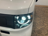 笹目通り沿いの1階展示スペースと2階展示スペースに150〜200台ほど中古車を展示しております!