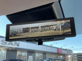 スマートルームミラーが付いております。バックドアについてますカメラと連動して、後方の映像がルームミラーに映ります。