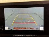 後方の見える安心をお届けするバックガイドモニター付:バックするときのアシストラインもあって楽々バック!車庫入れや縦列駐車をサポートし、苦手な駐車も安心です!今やもう手放せない装備ですネ♪(