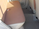 足もとには純正絨毯マットが装着