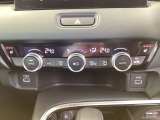 運転席/助手席シートヒーターで寒い日もすぐに温かくなり快適に過ごせます。3段階の温度調整が可能です