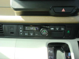 もちろんフルオートエアコンです。