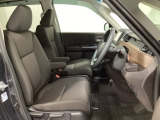 女性でも運転がしやすいように、シートの高さ調整機能(シートリフター)がついています。運転席と助手席の間が空いている為、助手席側への移動がスムーズです。交通量の多い道でも助手席側から乗り降りができます。