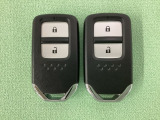 スマートキーを装備しています。鍵を差し込むことなくドアロックの開け閉めと、スタートボタン操作でのエンジンスタートができます。スペアキーも同じものを用意しております。