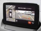 360&deg;ビューモニターでは、両サイドとフロント、バックカメラの合成で、あたかも上空から見下ろした様に周囲を確認して頂けます。駐車場だけでなく、T字路等でも活躍のアイテムです!