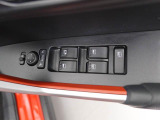 パワーウィンドゥ 運転席ドアスイッチ照明付です。電動格納ミラーも手元でワンモーションで可能です。
