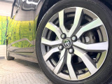 【純正アルミホイール】外観にマッチした純正アルミホイールを装着しております。各種社外アルミホイールや、スタッドレスタイヤも取扱いしております。是非ご相談ください♪