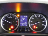 とっても見やすいメーターです。夜間時はラグジュアリーな気分にさせてくれる照明が魅力ですので、夜のドライブも楽しみになりますよ♪