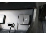 USBオーディオ用ソケットがついていますので携帯電話などを接続すれば音楽等の再生が可能です!