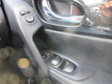 全席パワーウィンドウとなっています。運転席はオートになっているのでワンタッチ開閉することが出来ます。