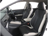 長時間の運転も疲れにくいフロントシート!体をしっかり支えてくれて運転がしやすい形状です!!後部座席もゆったり座れて足元のスペースも広々!ドライブの際は全員が窮屈な思いをせずにお楽しみいただけます!