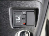 【パワースライドドア】車外・車内のドアハンドルからはもちろん、運転席スイッチやリモコンキーからも開閉操作が可能。挟み込み防止機能もあり、お子さまの乗り降りも安心。