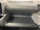 助手席側のインパネトレイは大きくてボックスティッシュも置けます!USBソケット付きでスマホの充電もできます♪