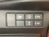 Hondaセンシング用の、VSA(ABS+TCS+横滑り抑制)解除と路外逸脱抑制機能のオンオフスイッチなどはハンドルの右側に装備しています。