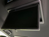 【フリップダウンモニター】大画面モニターで後席でもエンタメをお楽しみいただけます。小さなお子様にも大人気の装備です♪