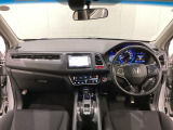 車内は光触媒抗菌消臭施工済です。スタイリッシュなデザインでスポーティなインパネ周りを演出します。グローブボックスやカップホルダーのほかにトレーなどたくさんの収納スペースが付いています。