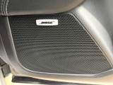 【BOSEサウンドシステム】メーカーオプションの高品位サウンドシステムを搭載。専用のチューニングが施された大小様々なスピーカーから良質なサウンドが奏でられ、臨場感あふれる音響空間を演出します。