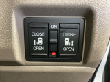 左右両側パワースライドドアが付いています。ワンタッチで簡単にお子様でも、お年寄りの方でも、開閉できますからとても便利です。キーレスや車内スイッチでも自動でドアの開閉ができます。
