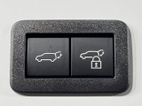 【パワーバックドア】スマートキーや運転席のボタンを押すだけでリアゲートが自動で開閉します!荷物を持っている時や、高い位置にあるバックドアを閉める際に便利な機能です♪