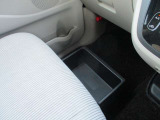 助手席下の収納スペース