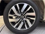 アルミホイール付き!「純正」なので車のデザインともマッチしています。お洒落は足元から。。。といいますから♪