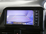 バックガイドモニター付き。車両後方の映像をナビ画面に表示し、駐車などの後退操作をサポートします。