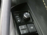 電動格納ミラー! スイッチひとつでミラーを畳めます。