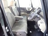 フロントシートはベンチシートです、運転席と助手席の移動が簡単です。真ん中にはアームレストも装備されています! また運転席シートの高さも調整できます。