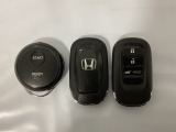 スマートキーを装備しています。鍵を差し込むことなくドアロックの開け閉めと、スタートボタン操作でのエンジンスタートができます。加えて、純正リモコンエンジンスターター用の操作キーもついています。