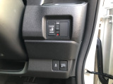 【片側電動スライドドア】リモコンや運転席のスイッチ操作のほか、ドアハンドルを少し引くだけでリアドアが自動開閉します♪