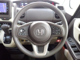 ハンドル左側にはオーディオ操作が出来るオーディオリモートコントロールスイッチ、右側にはHonda SENSINGとオートクルーズコントロールのスイッチを装備!